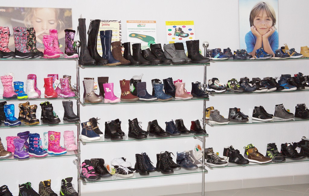 Полки и стеллажи должны быть надежно закреплены и не иметь острых краев, которые могли бы быть опасными