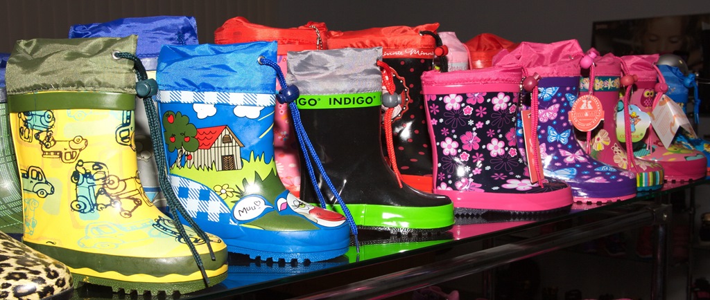 Высота полок должна быть чуть ниже, чем в обычных магазинах, продающих взрослую обувь